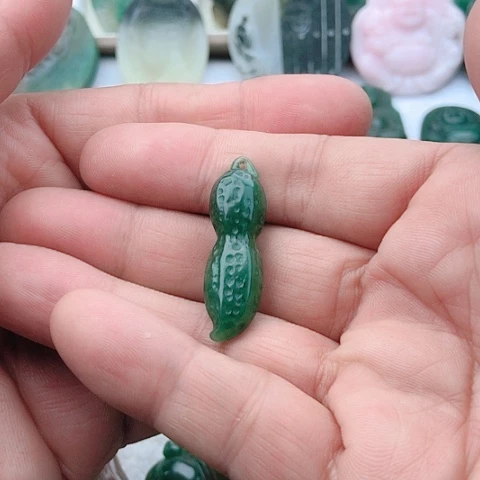 独山玉颈饰未镶嵌?**笙