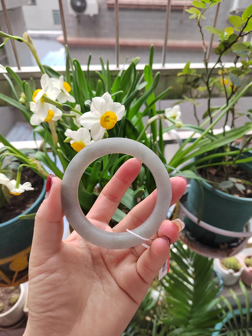 天然A货翡翠，高级感烟灰色。53-57圈口