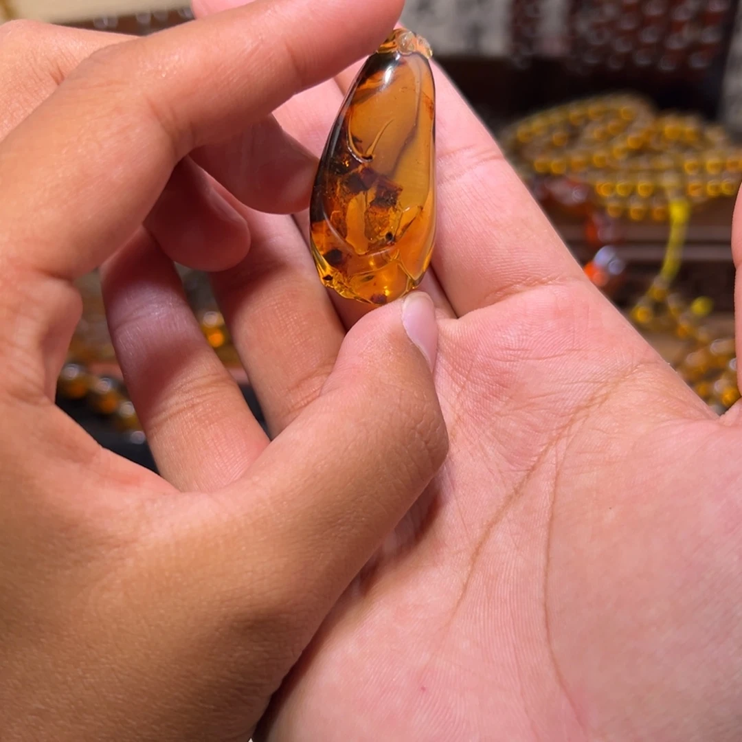 琥珀未镶嵌颈饰玉兰花