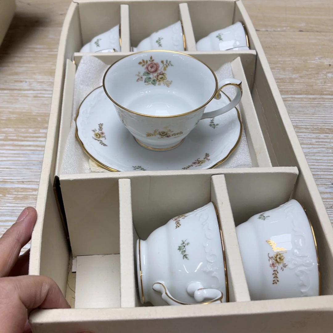瓷片密密麻麻地排列着一个