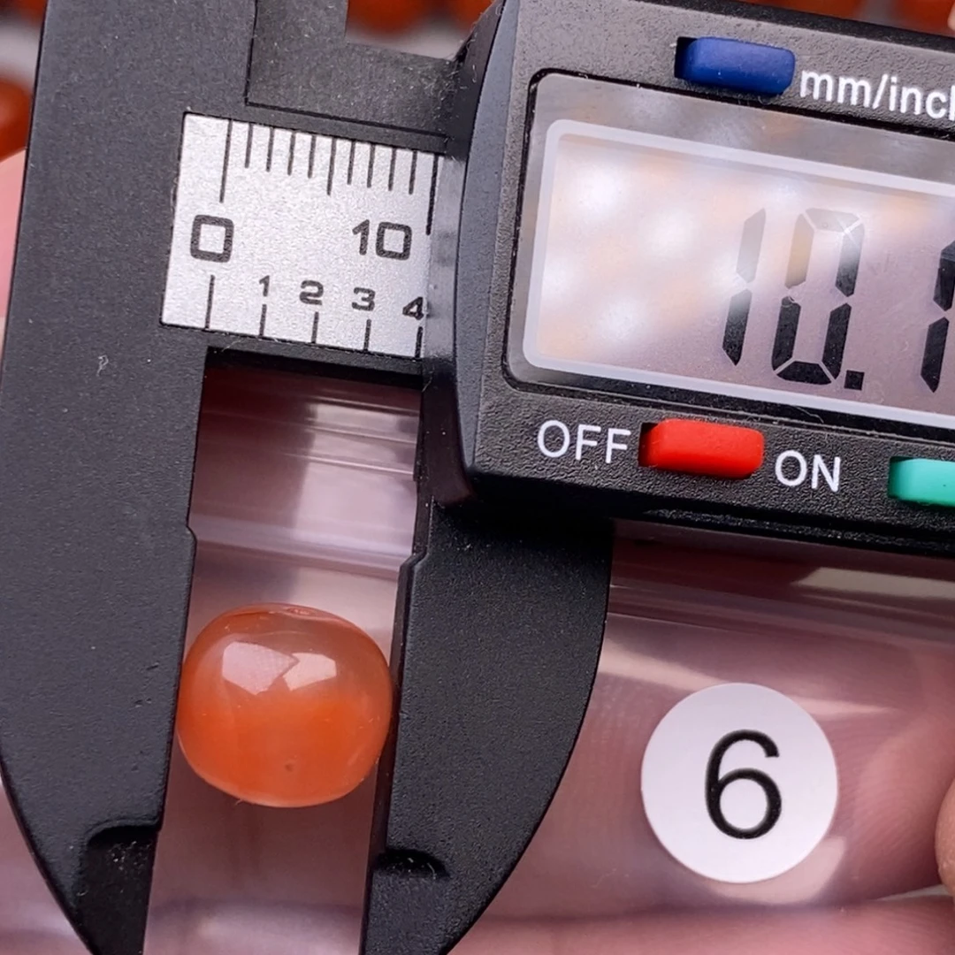 南红玛瑙未镶嵌配饰有瑕疵