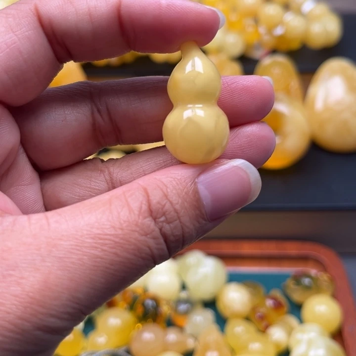 琥珀未镶嵌珠宝奇石M1060号鸡油黄葫芦