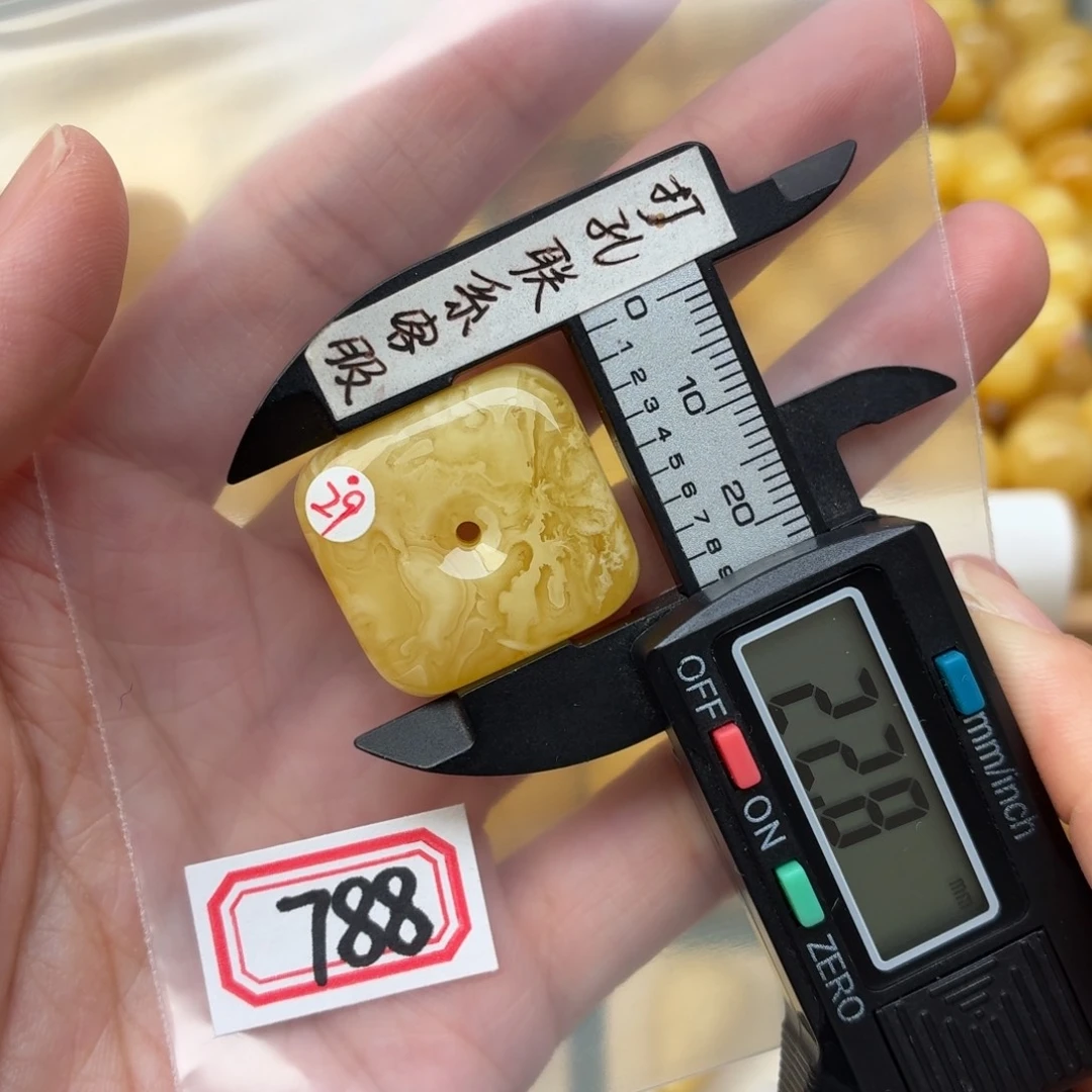 蜜蜡未镶嵌裸石带皮吊坠