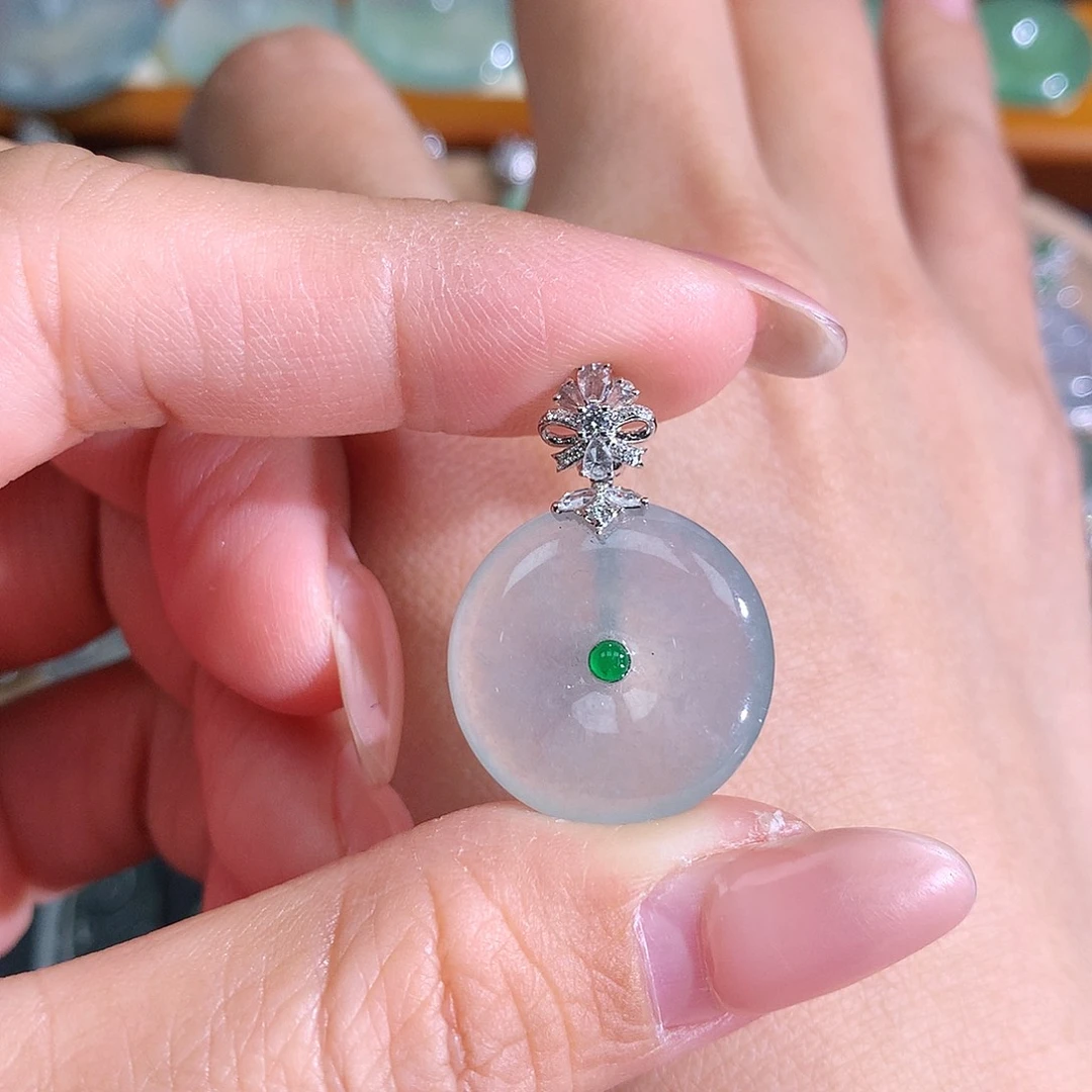 翡翠18K金镶嵌颈饰翡翠