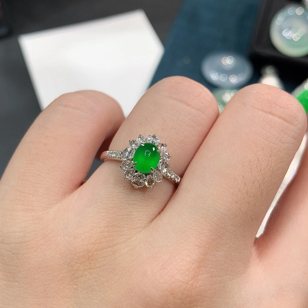 翡翠18K金镶嵌颈饰龙石绿炸光蛋面戒指 48小时鉴赏期