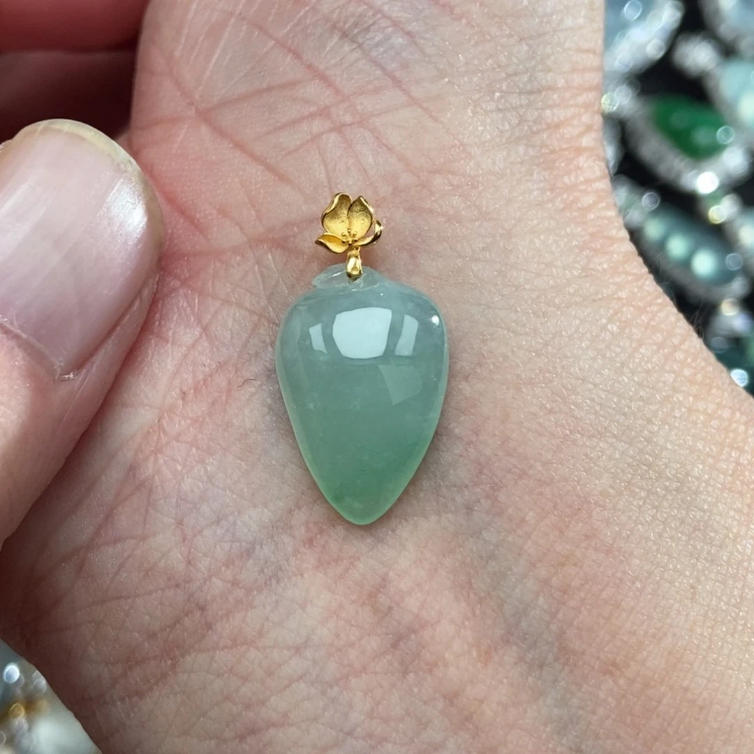 颈饰18K金镶嵌翡翠福瓜