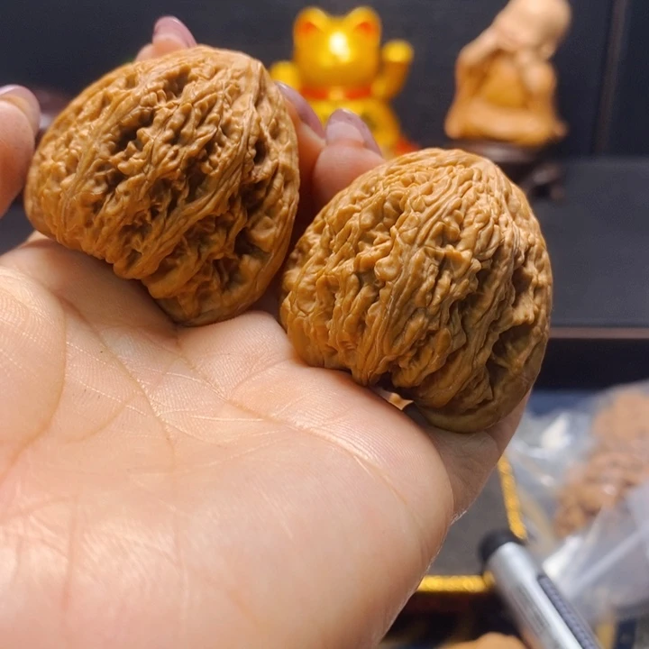 文玩核桃把件红宝石