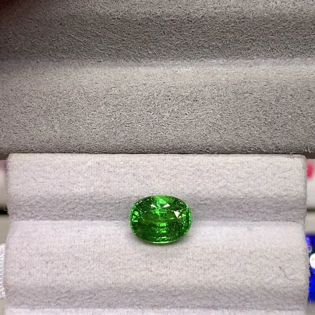 裸石未镶嵌石榴石（沙弗莱）2.55克拉天然沙弗莱