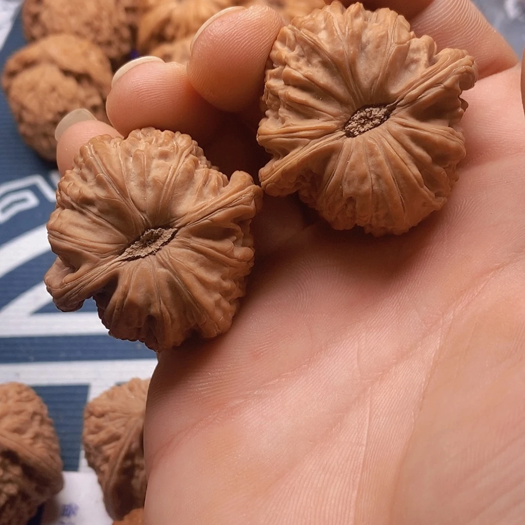 文玩核桃吊坠白狮子