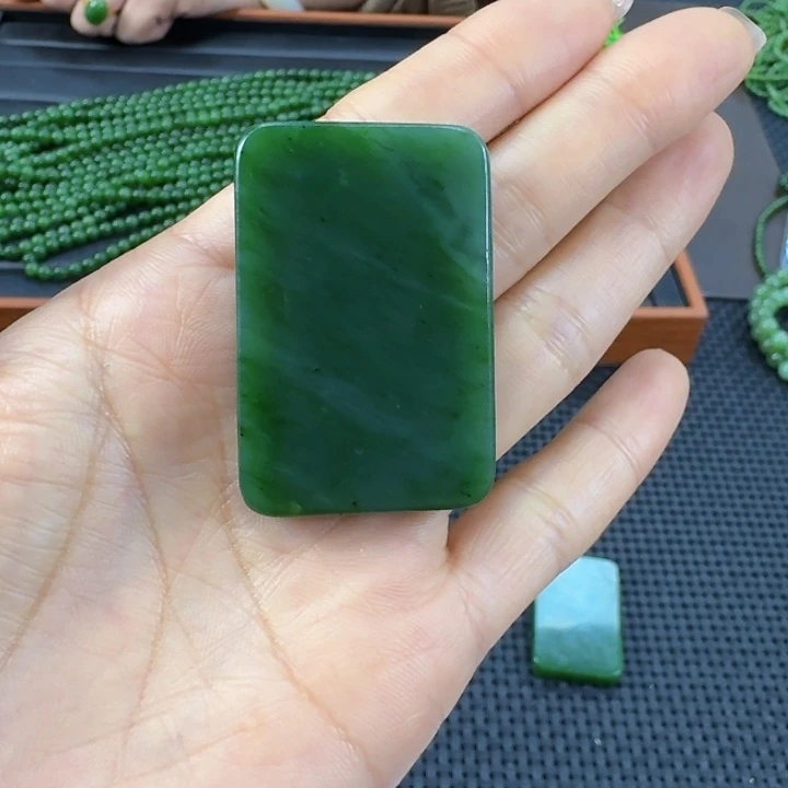 颈饰未镶嵌和田玉（碧玉）