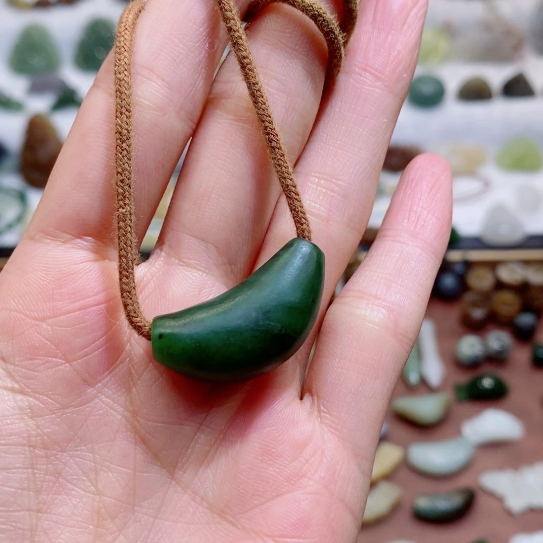 是****和田玉未镶嵌颈饰