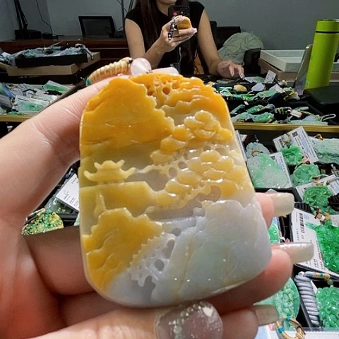 翡翠未镶嵌颈饰一个