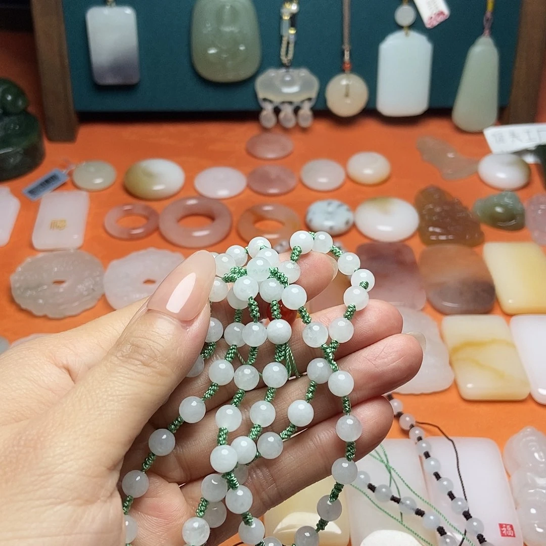 颈饰未镶嵌石英质玉