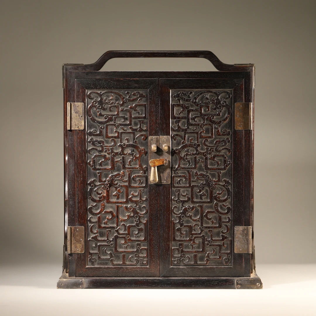 Lot28清代 龙纹紫檀柜