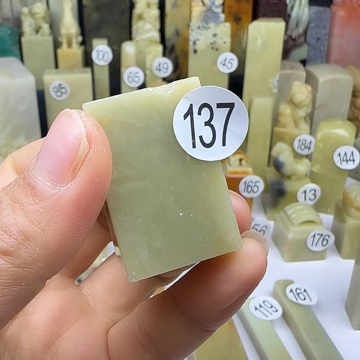 青田石137号顶部边缘有缺陷