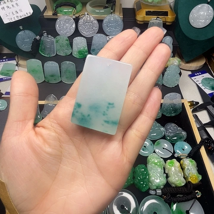翡翠未镶嵌颈饰无事牌