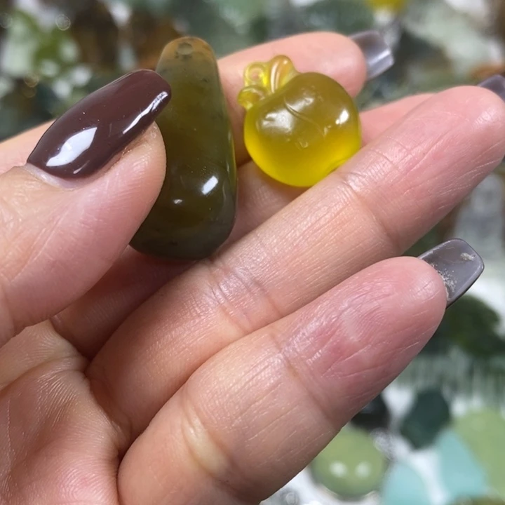 未镶嵌蛇纹石玉吊坠