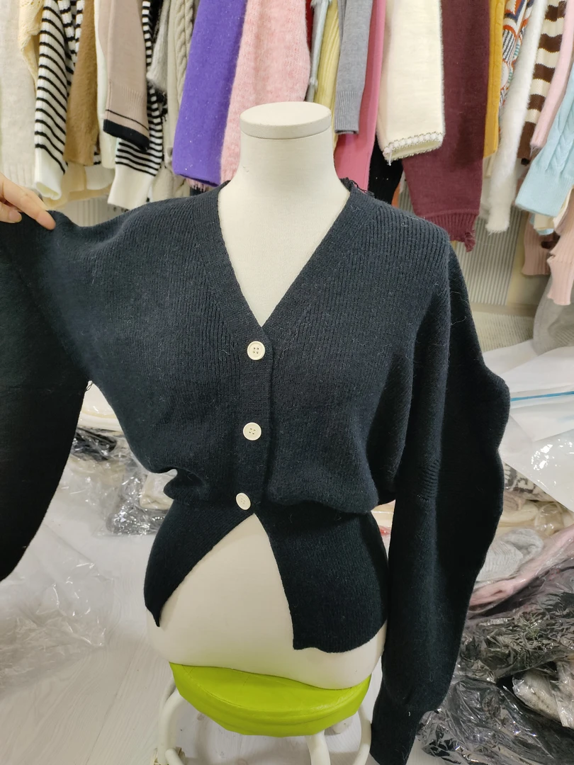 V领收腰针织开衫女秋冬季法式设计感小众显瘦百搭短款毛衣外套