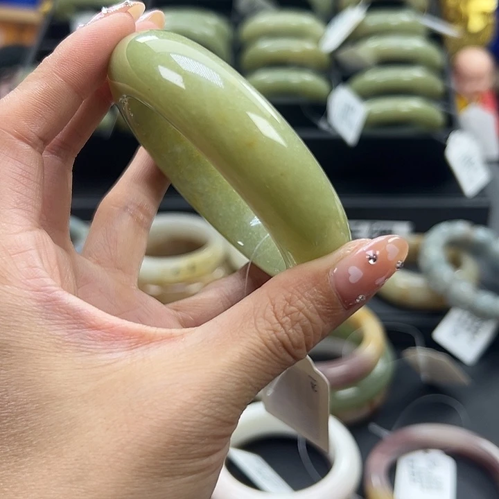 *****石英岩玉未镶嵌手镯