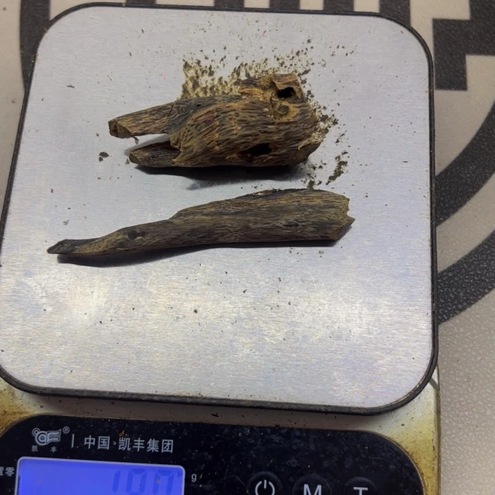 沉香手把件西***W沉香奇楠虫漏19克