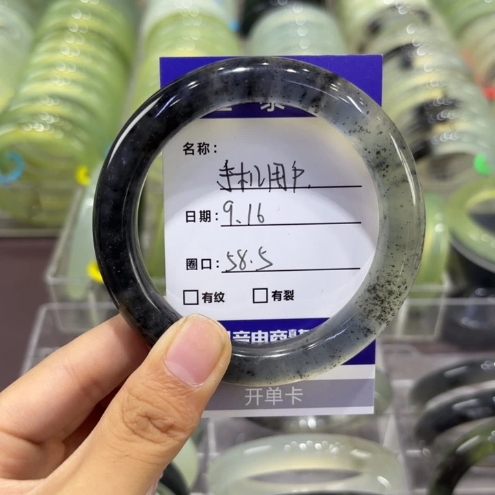 手***9未镶嵌岫玉手镯天然
