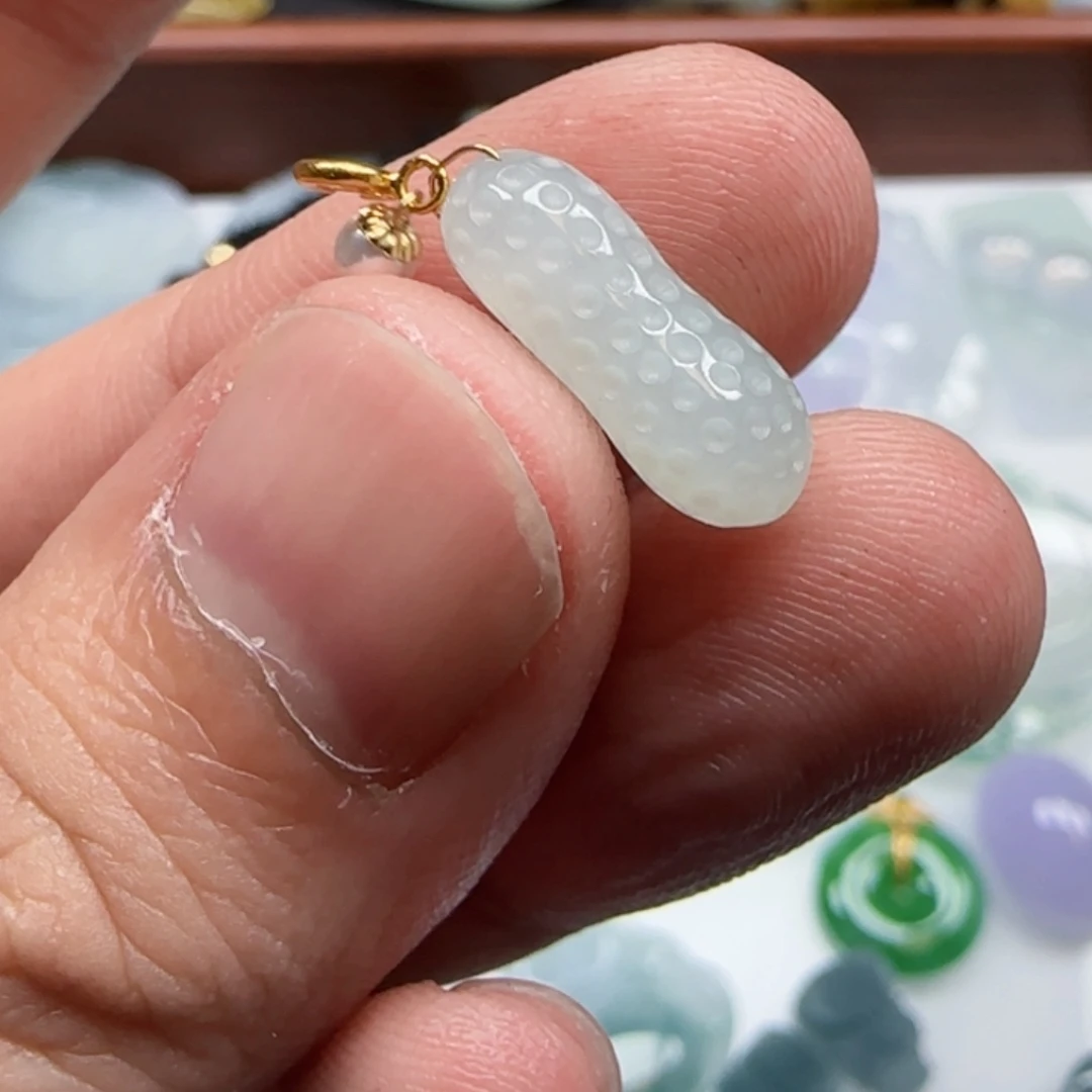 翡翠18K金镶嵌颈饰花生