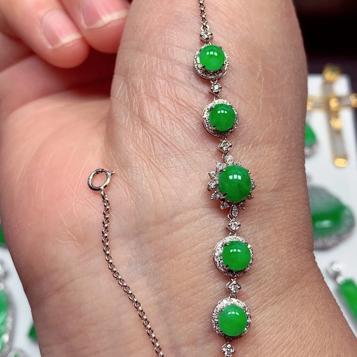 翡翠18K金镶嵌颈饰