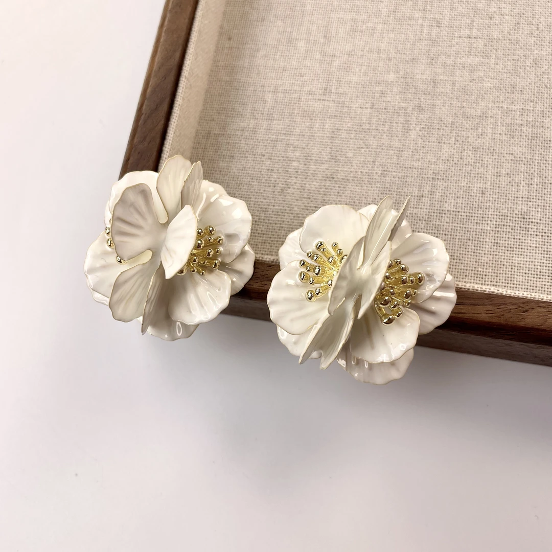 铜合金耳饰 买三送一  手工气质白色轻奢时尚古风耳钉