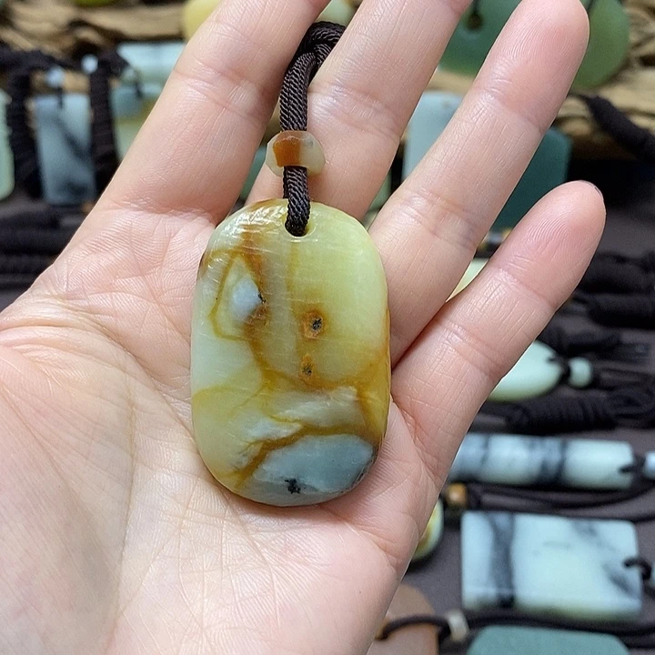 未镶嵌蛇纹石玉颈饰
