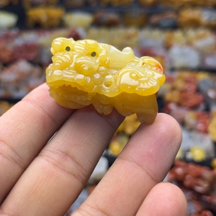 石英质玉（黄龙玉）未镶嵌颈饰