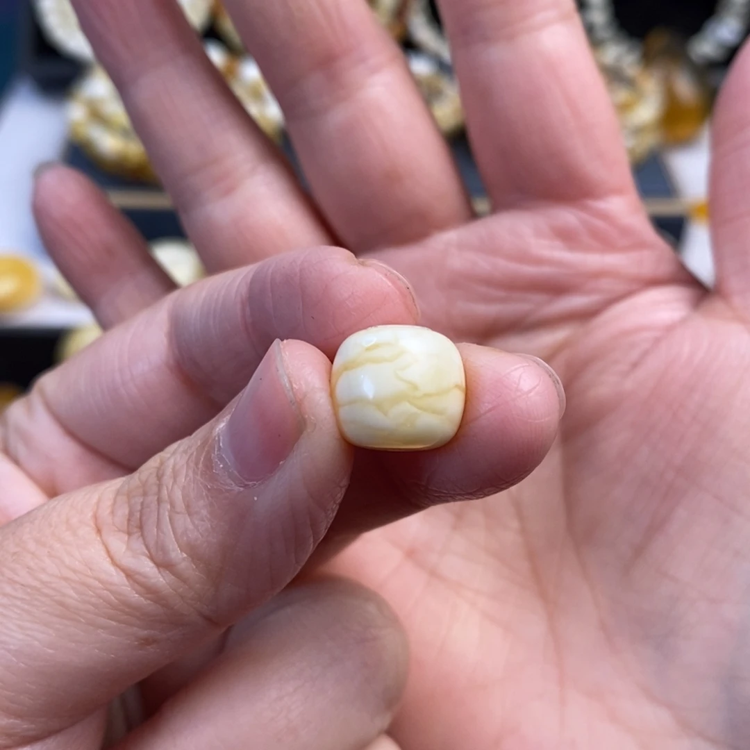 蜜蜡未镶嵌裸石瓷白妖花老型单珠12.2