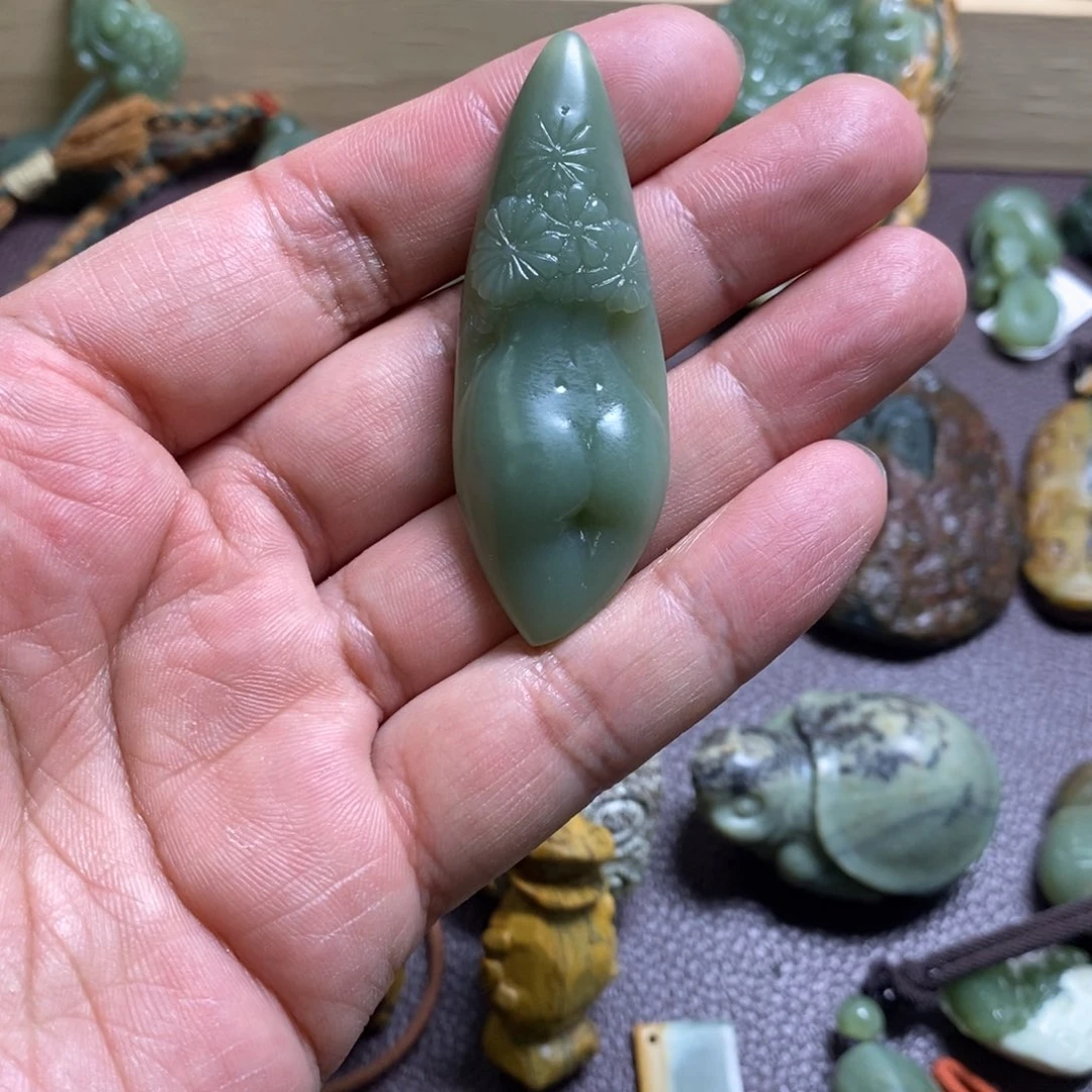 岫岩河磨玉（透闪石质玉）无未镶嵌乐**中