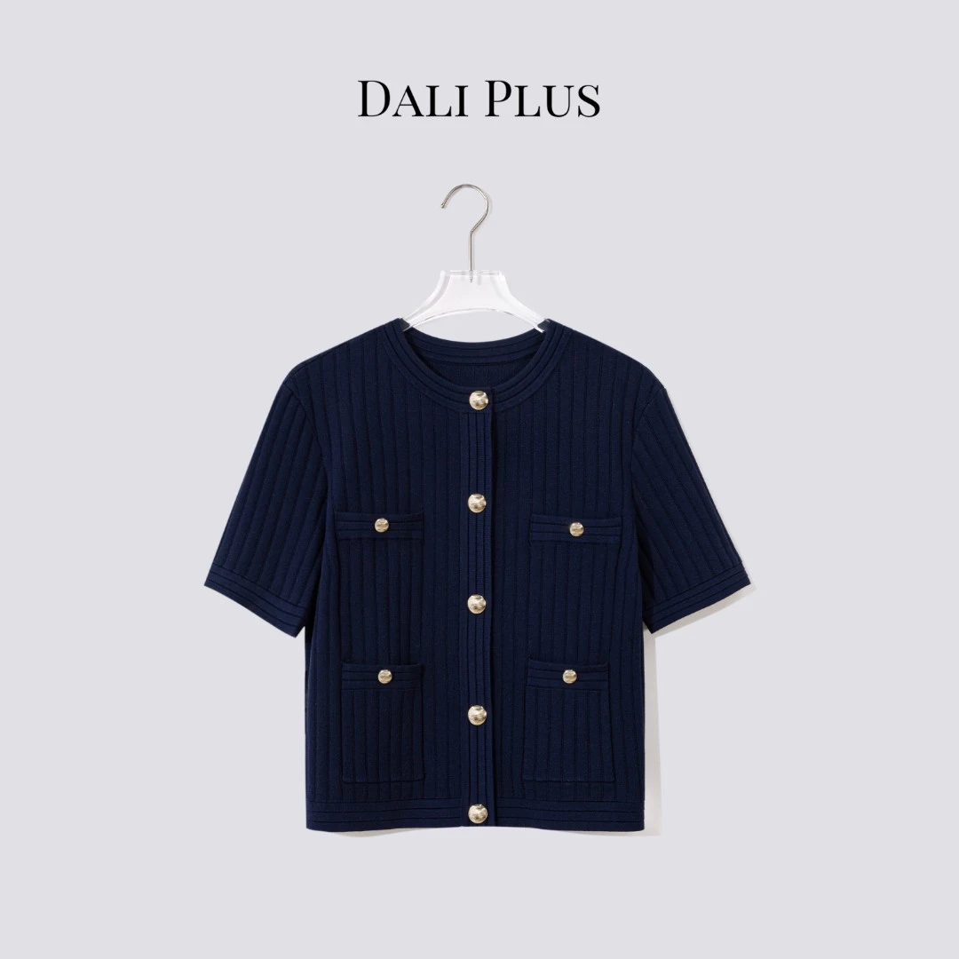 DALI PLUS时尚精致 法式优雅藏蓝色小香金属扣针织上衣-D5DD1046