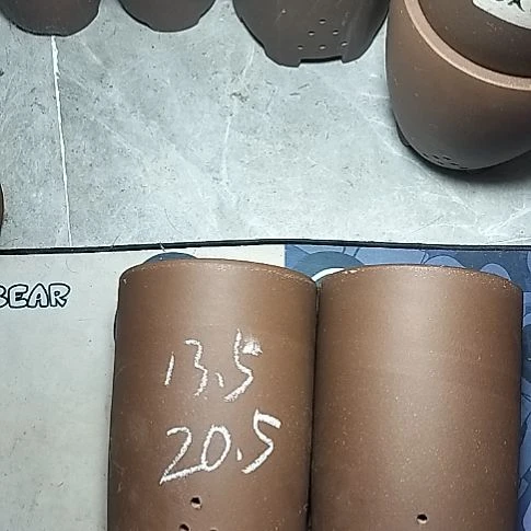 大笔筒两个紫砂花盆