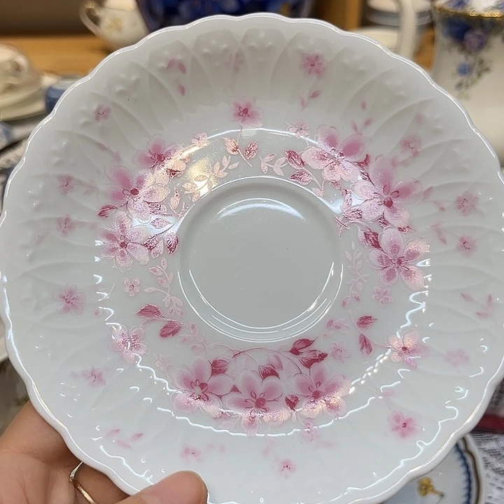 瓷片咖啡杯里的咖啡是我的最