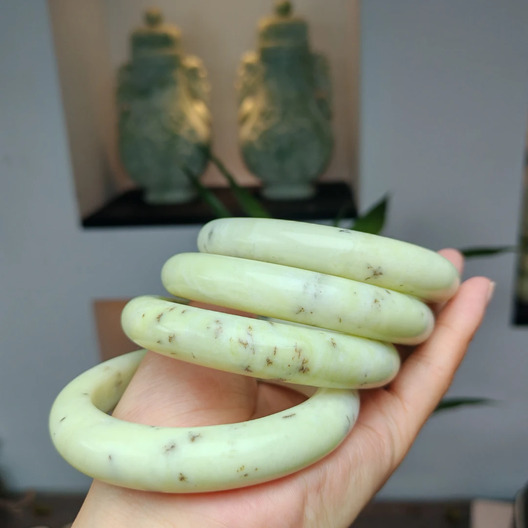 天然岫玉精美飘金钱草手镯（随机发货，其中一个）