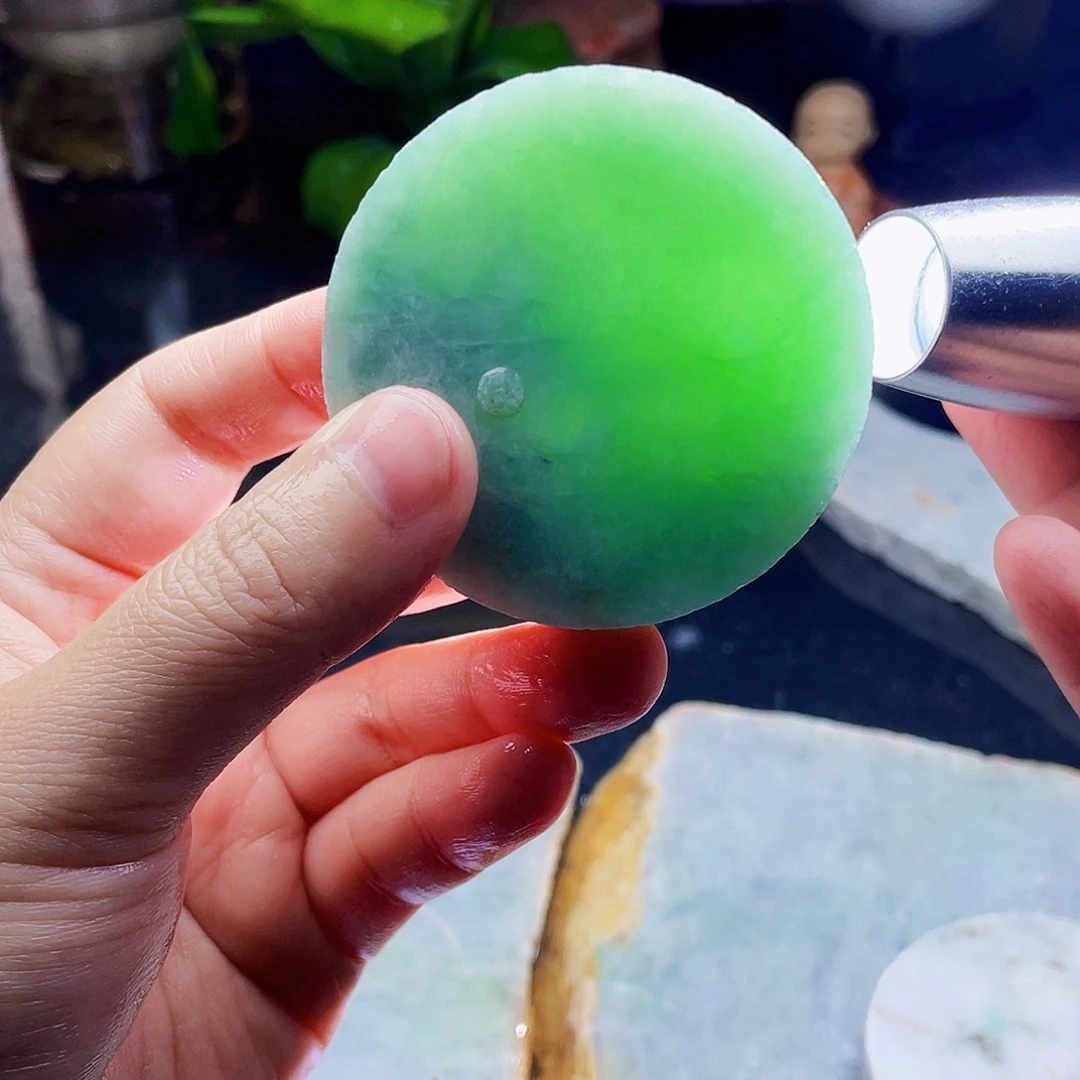 翡翠未镶嵌颈饰毛料13