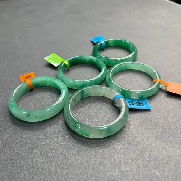 天然精美非洲翠手镯发一只（天然货品纹理有差异 多样性发其一）