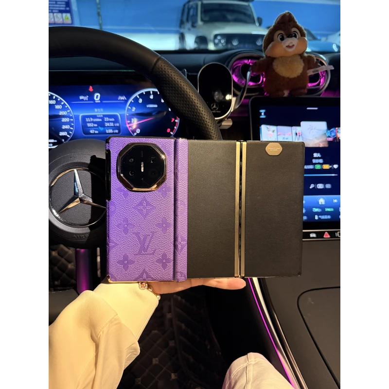 适用于华为MateXT/XTs三折叠双中轴电镀压花时尚字母折叠手机壳