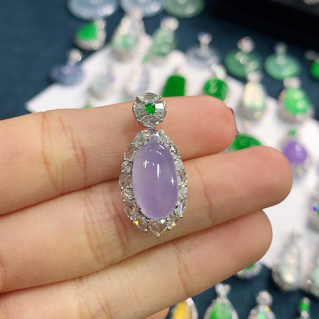 无***卒翡翠18K金镶嵌颈饰