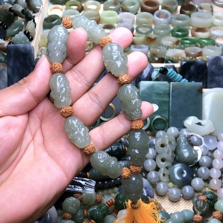 和田玉颈饰未镶嵌红*