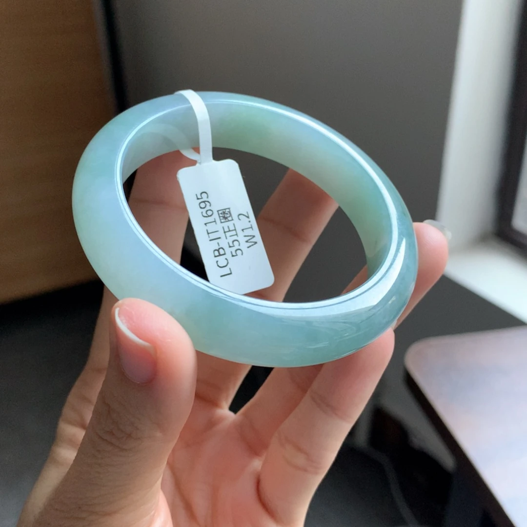 翡翠手镯未镶嵌湖水蓝