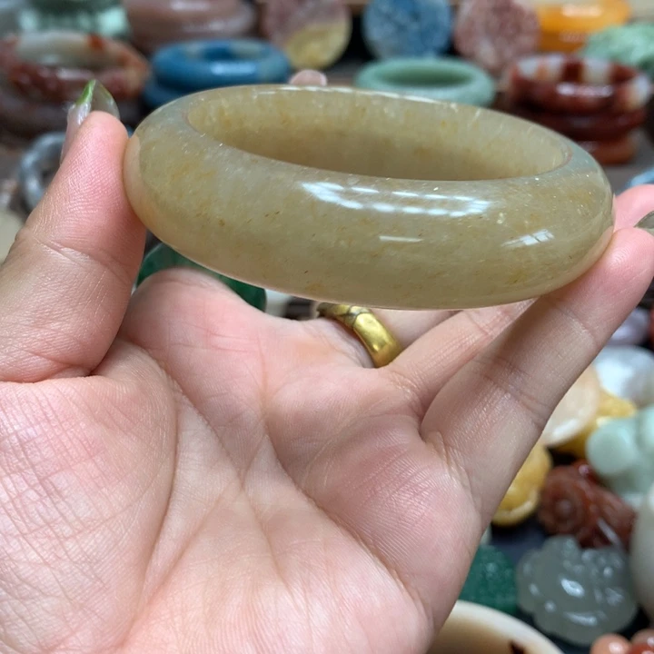 锦***婆石英质玉（黄龙玉）合金颈饰