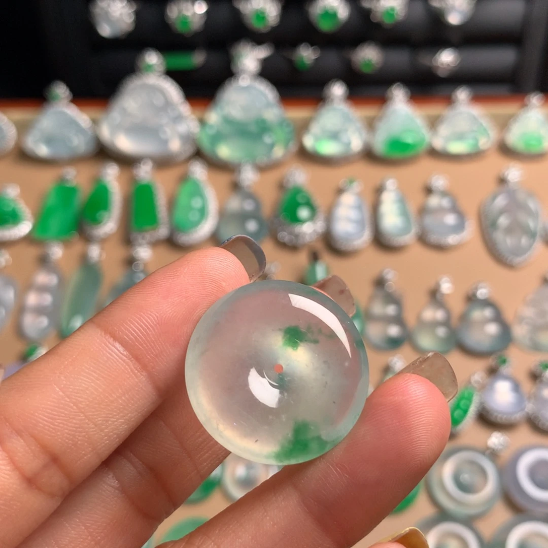 翡翠未镶嵌颈饰飘绿花平安扣