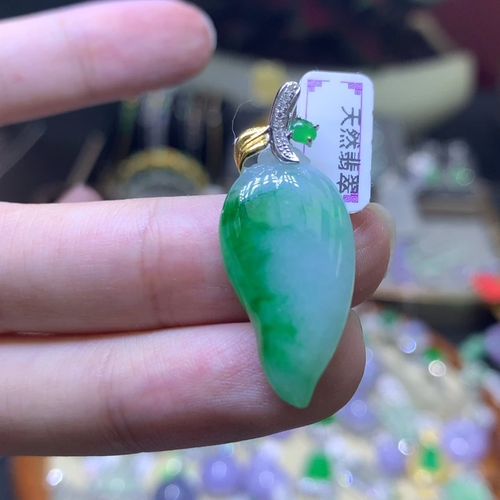 颈饰18K金镶嵌翡翠