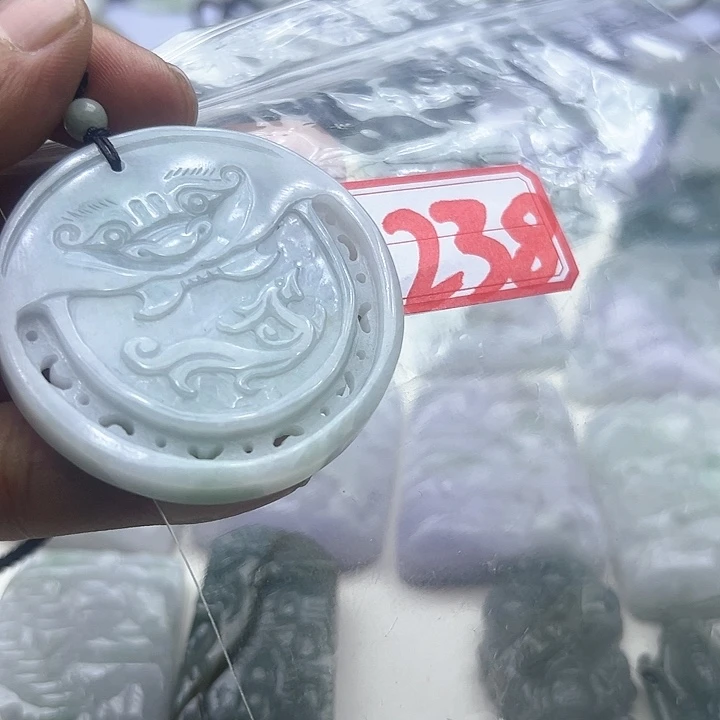 翡翠颈饰未镶嵌霄*