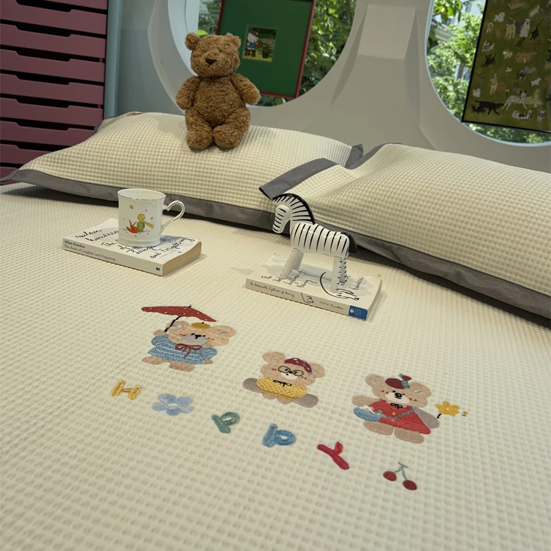 易安阁卡通风三只小熊白华夫格刺绣床席款夏凉席三件套1.5m1.8米