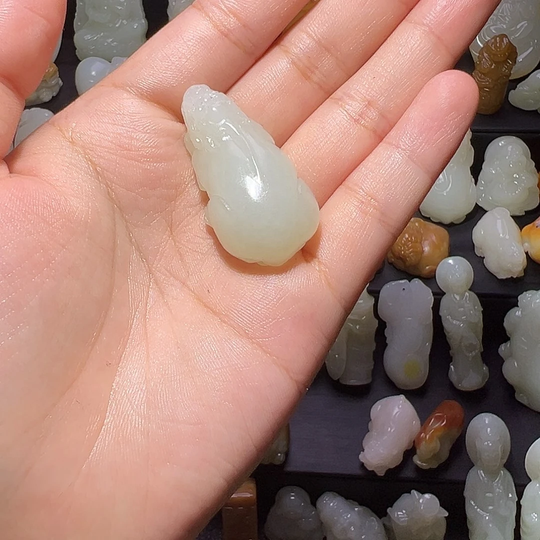 杨***国和田玉未镶嵌颈饰