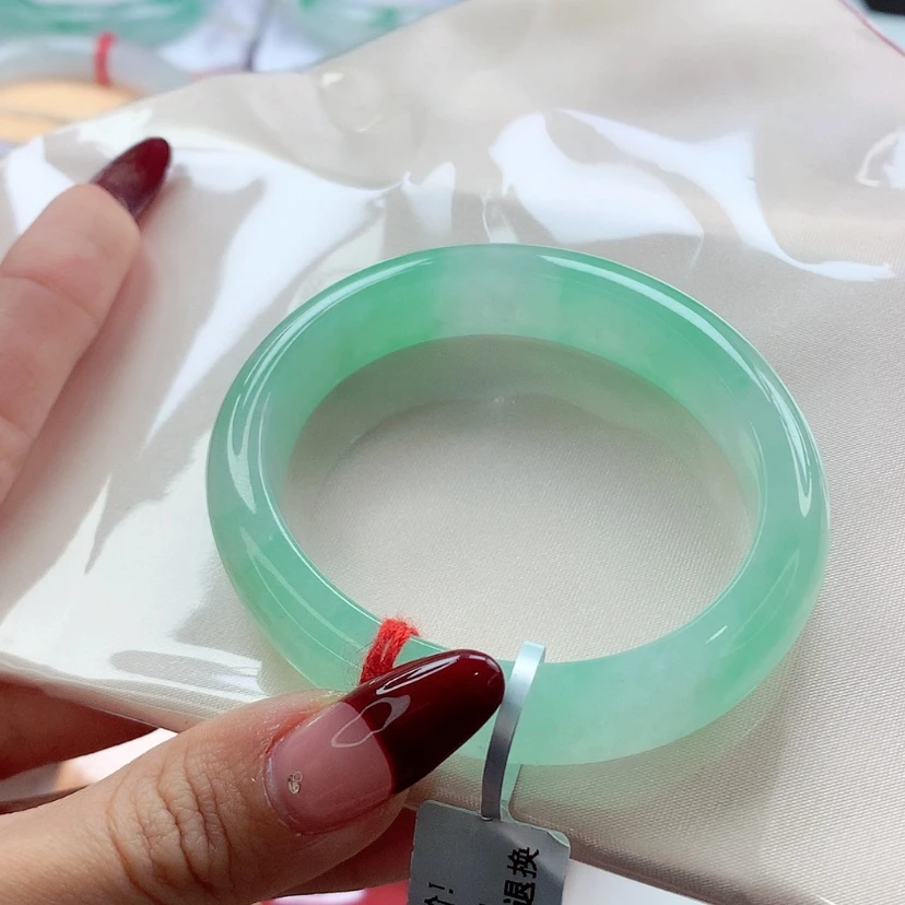 【闪购商品】翡翠手镯（贵妃镯）未镶嵌52贵妃 甜绿 灵