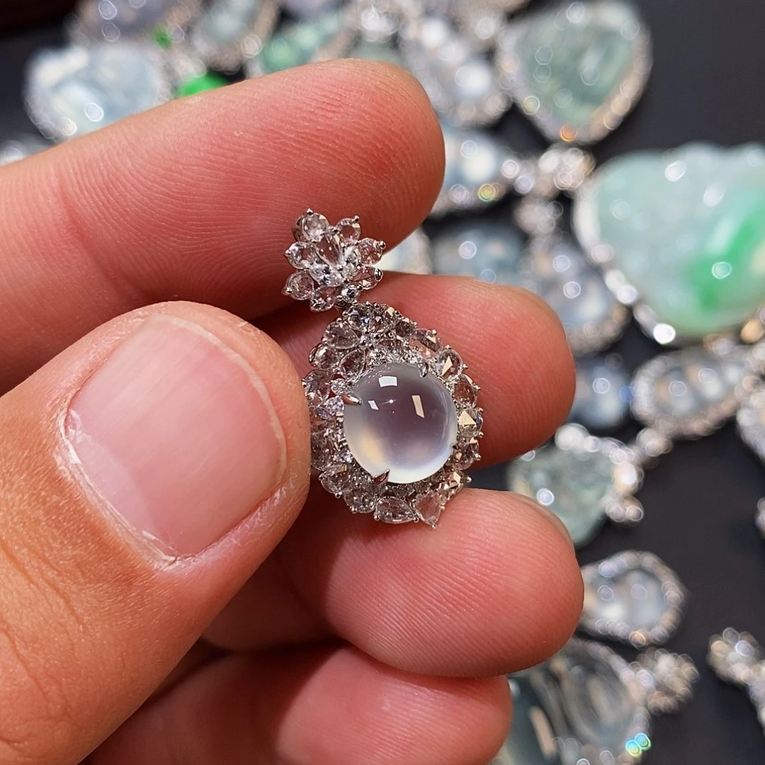 大***文翡翠18K金镶嵌颈饰蛋